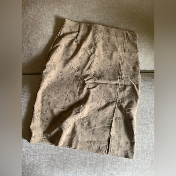 VTG // Wildlife Sportswear // Tan Floral Skirt - Picture 10 of 10